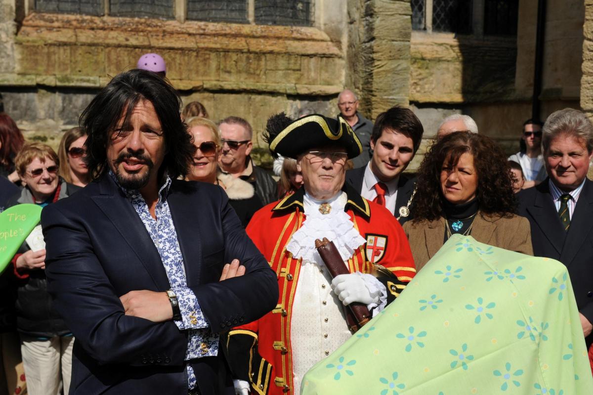 Laurence Llewelyn-Bowen gets ready to unveil his hare design at the launch of the Hare Festival in Cirencester