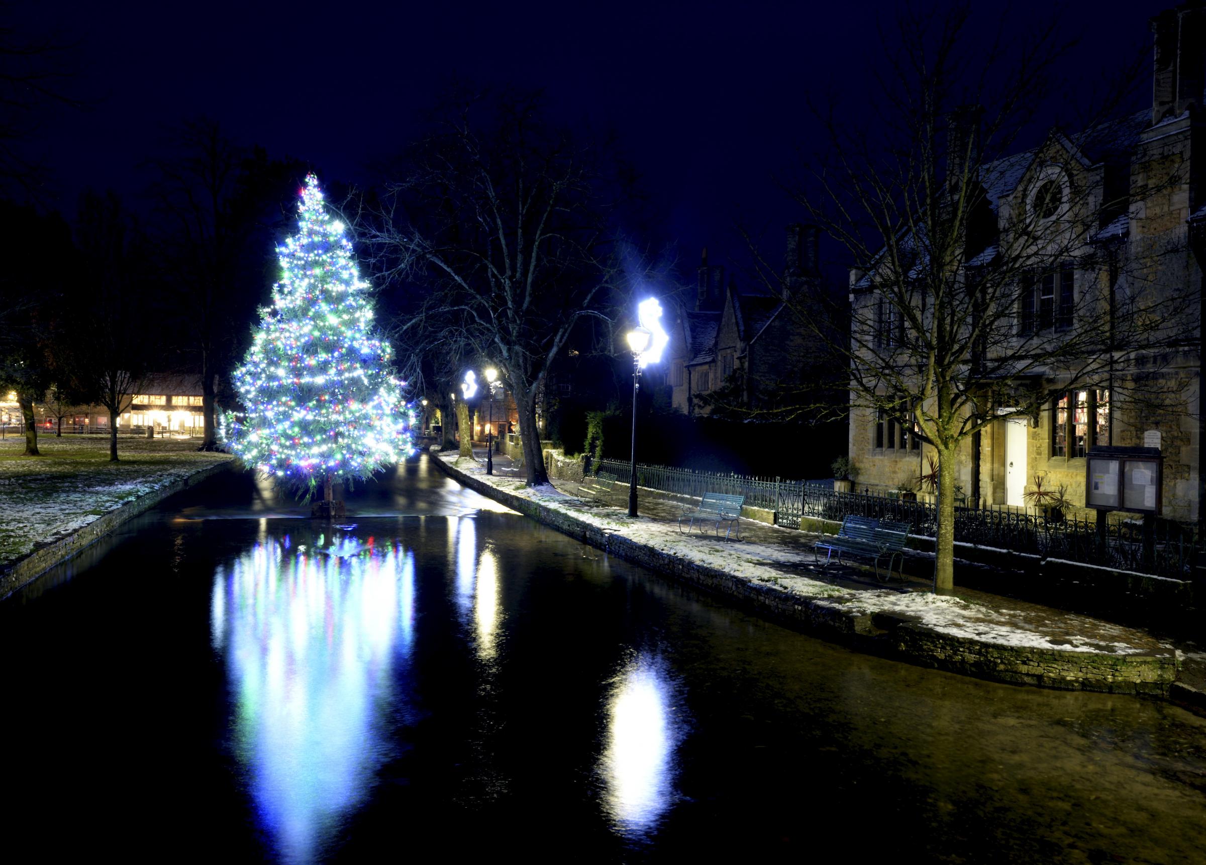 Stunning photos of unique Christmas tree in Bourton-on-the-Water - Vimarsana News