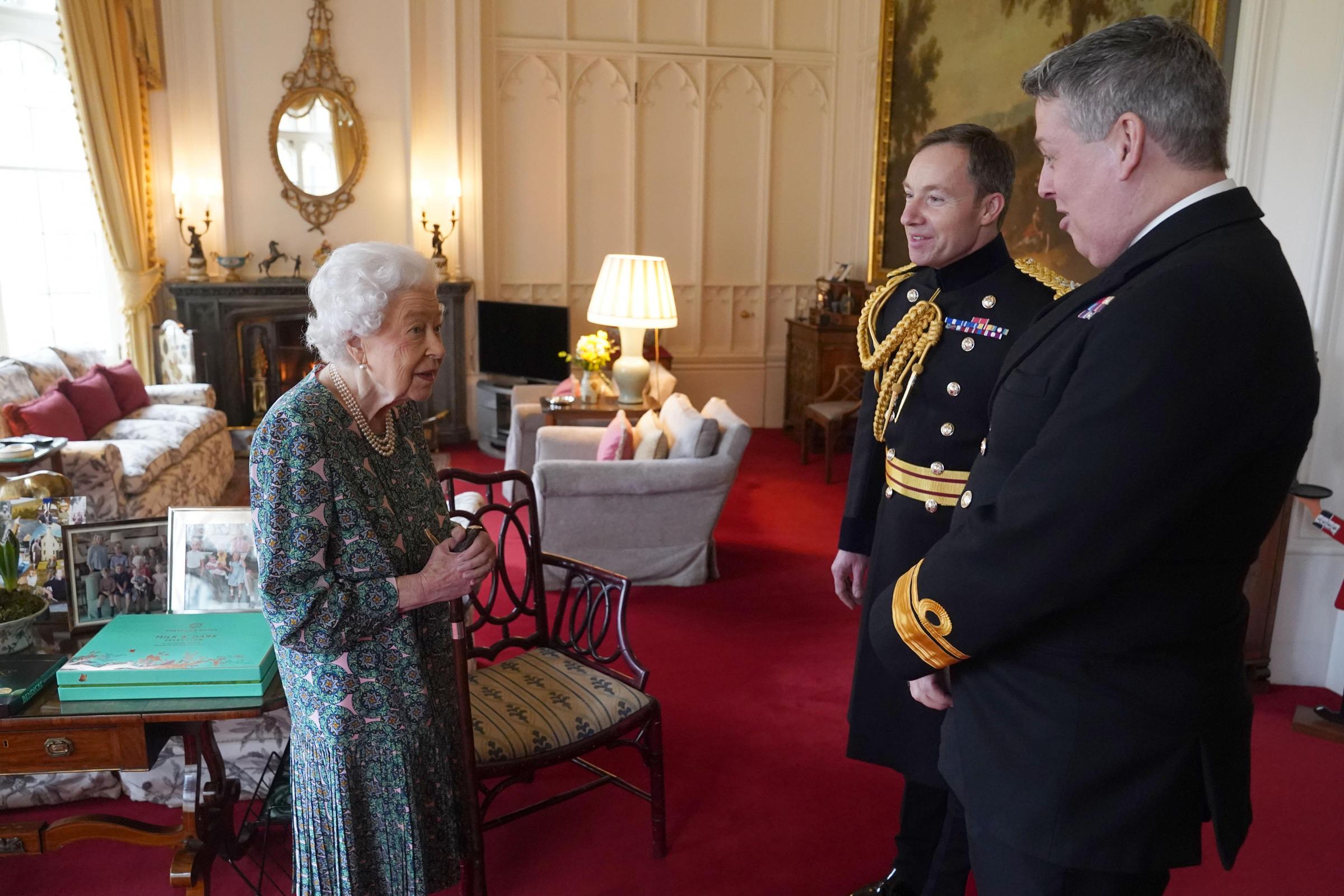 Queen points to mobility problem during in-person audience at Windsor - Vimarsana News