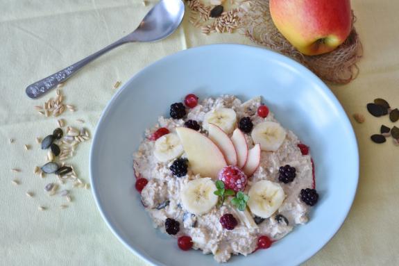 Wilts and Gloucestershire Standard: Porridge with fruit (Canva) Wilts and Gloucestershire Standard: Porridge with fruit (Canva)