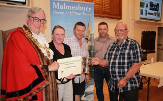 Malmesbury Mayor Cllr Gavin Grant, Malmesbury in Bloom overall winners Sandy and Michael Thomas, judge Piers Lavan and cup sponsor Terry Soule